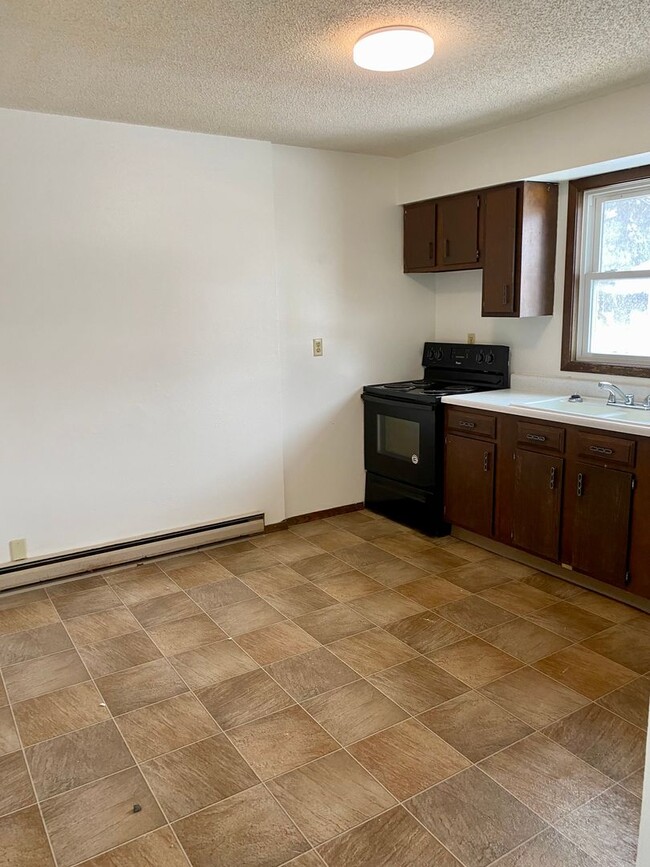 Building Photo - 422-428 8th Ave NE