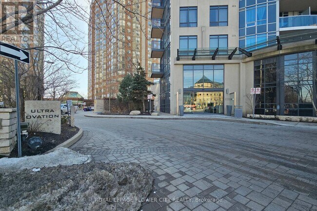 Photo du bâtiment - 330 Burnhamthorpe Rd W