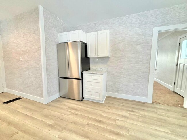 Photo du bâtiment - 5 Bedrooms - 1 Bath Rental Unit for Rent – Available January 1st!