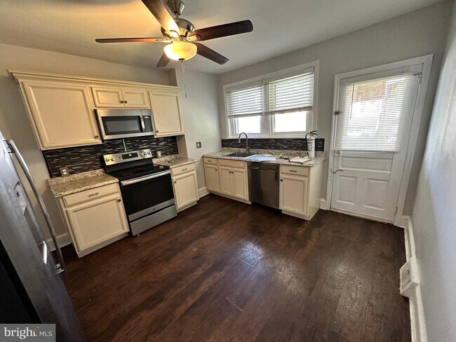 Foto del edificio - 744 Roosevelt Ave