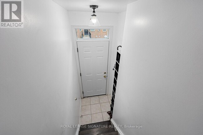 Photo du bâtiment - 760 Lawrence Ave W