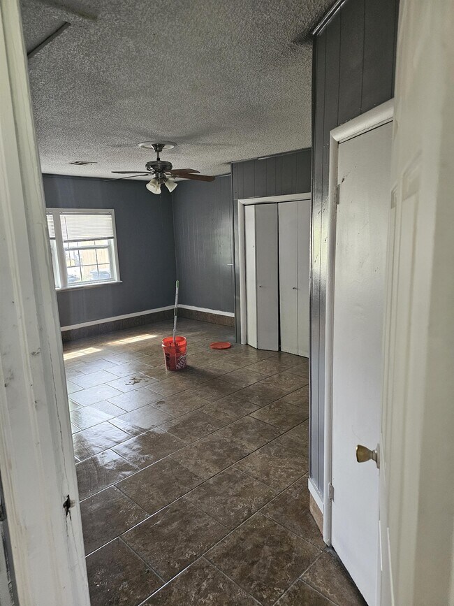 Building Photo - 409 S 190th E Ave
