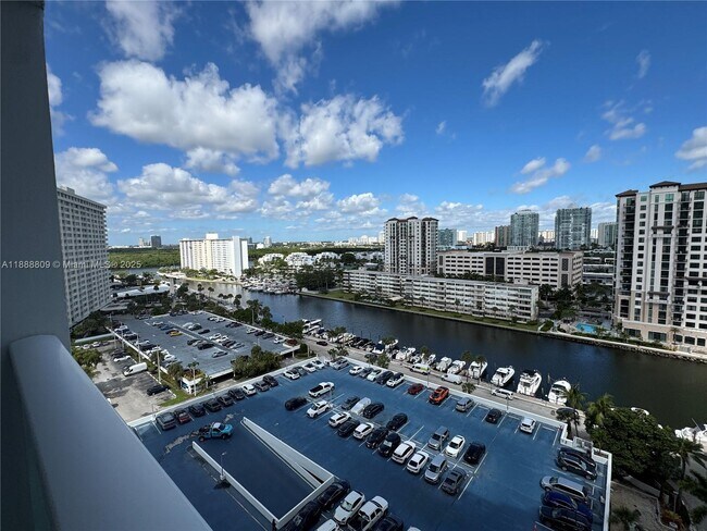 Foto del edificio - 100 Bayview Dr