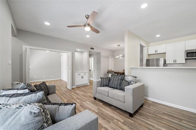Building Photo - 704 Bering Dr