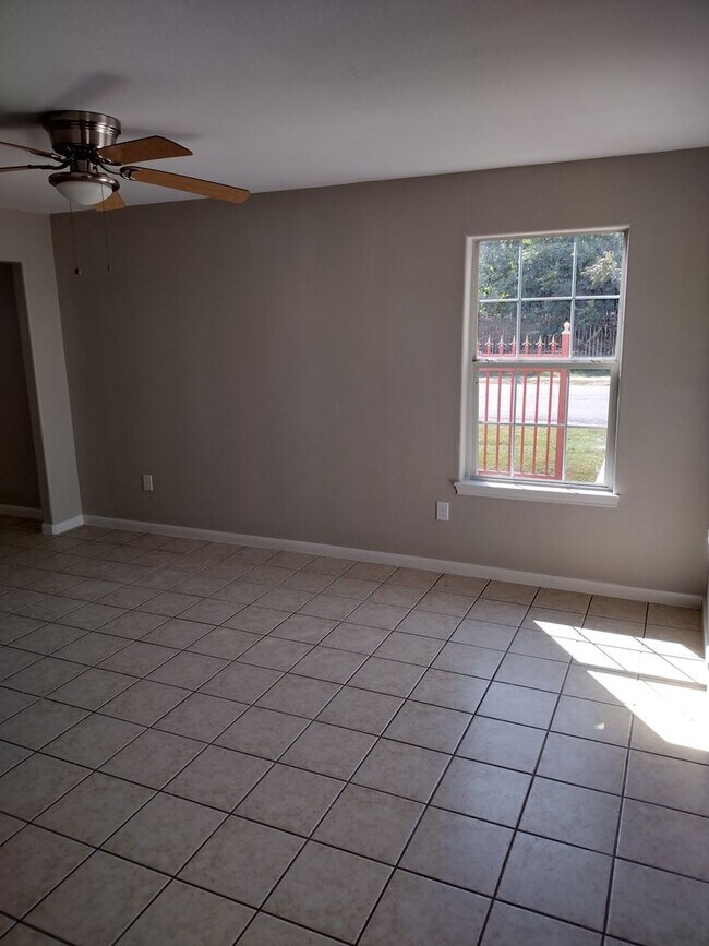 Building Photo - Duplex For Lease