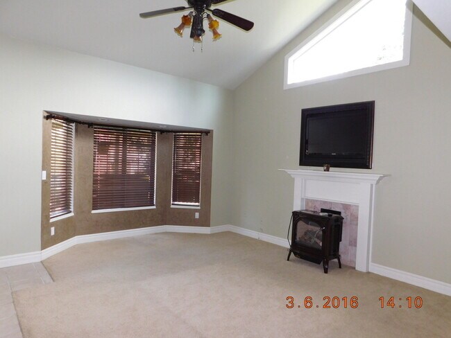 Foto del edificio - Beautifully Custom Updated 3BD/1.5BA Home ~ Gorgeous Kitchen & Master Bedroom!