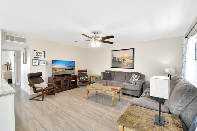Building Photo - 413 Normandy Ln