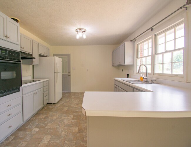 Foto del edificio - 3 Bedroom 2 Bathroom With A Pool!