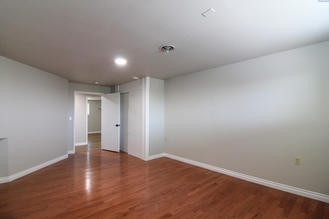 Building Photo - 3 Bed/2 Bath Apartment Above Commercial Bu...