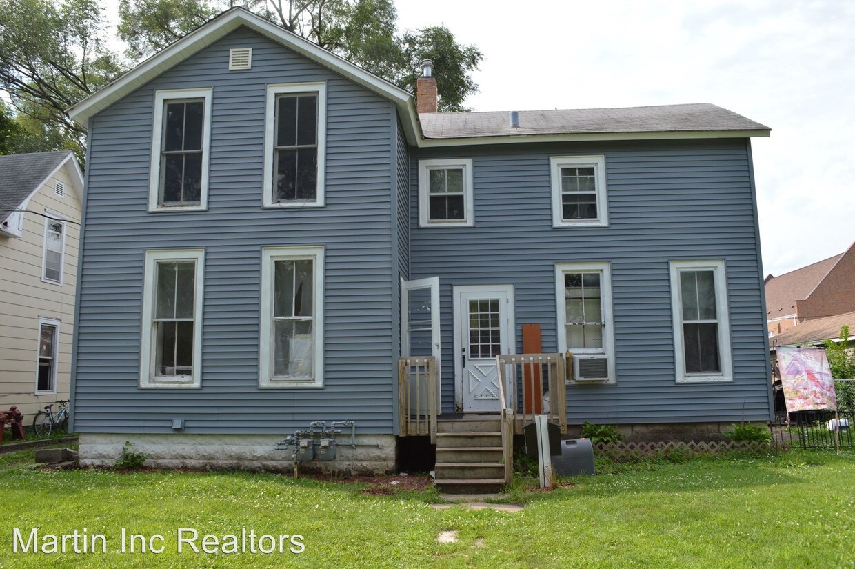 Primary Photo - 520-522 Archer Ave