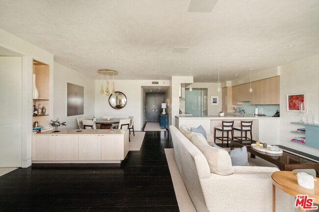 Foto del edificio - 9255 Doheny Rd