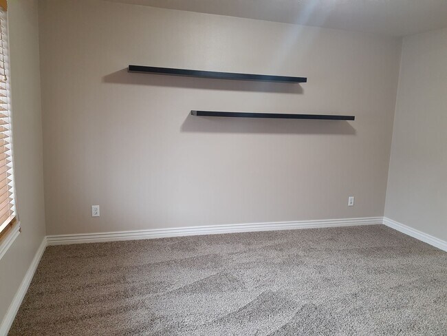 Building Photo - 2 bed 1.5 bath Lincoln Park Townhome!