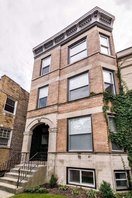 Primary Photo - 3017 W Belden Ave