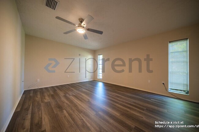 Foto del edificio - 468 Laurencin Dr