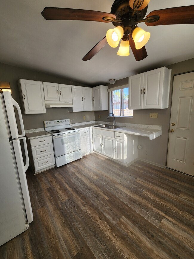 Kitchen - 1520 N Dodge Blvd
