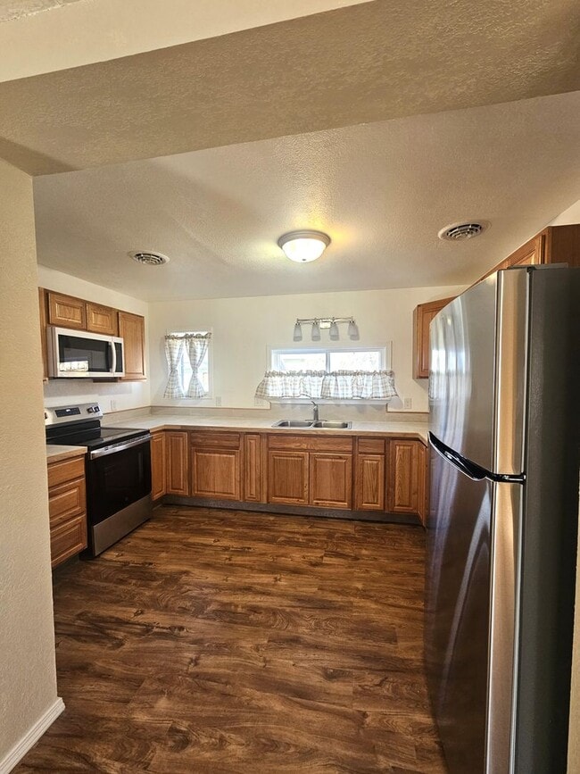 Building Photo - 4 Bedrooms, 2 Bathrooms with a Fenced Yard