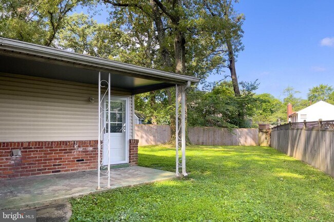Building Photo - 7104 Village Dr
