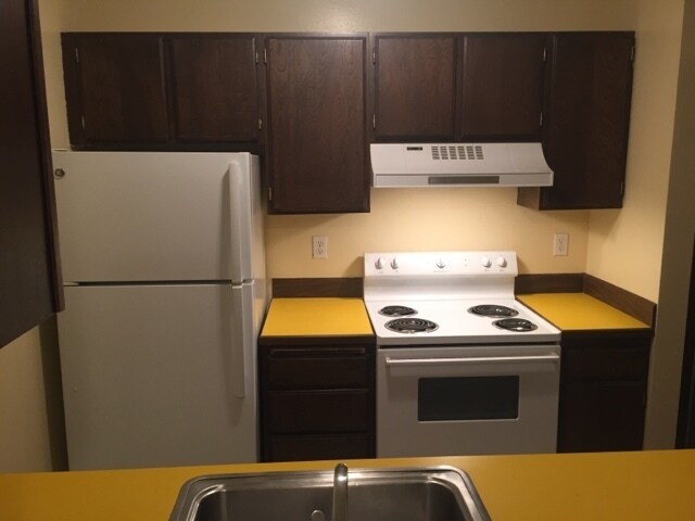 Building Photo - 1 Bedroom Condo close to Washington Square with seasonal outdoor pool and move in special!