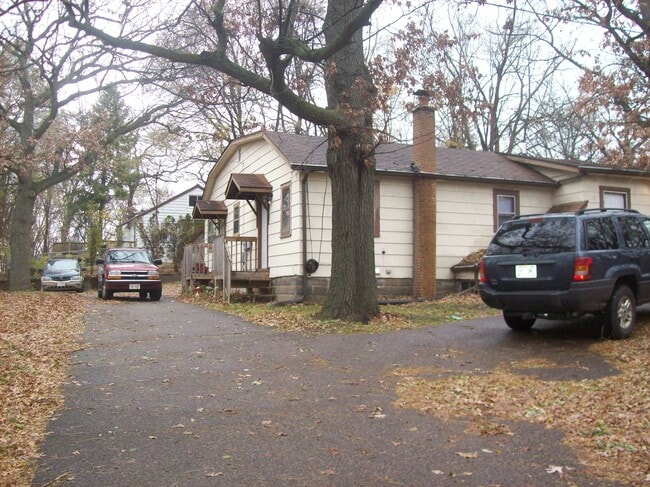 Building Photo - 821 Ravencrest Ave