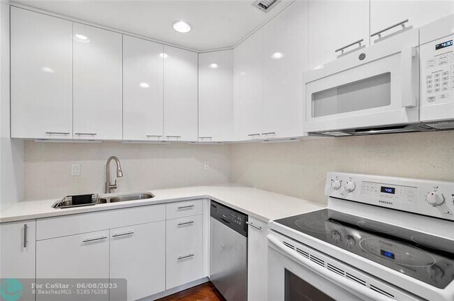 Foto del edificio - 6211 Bay Club Dr