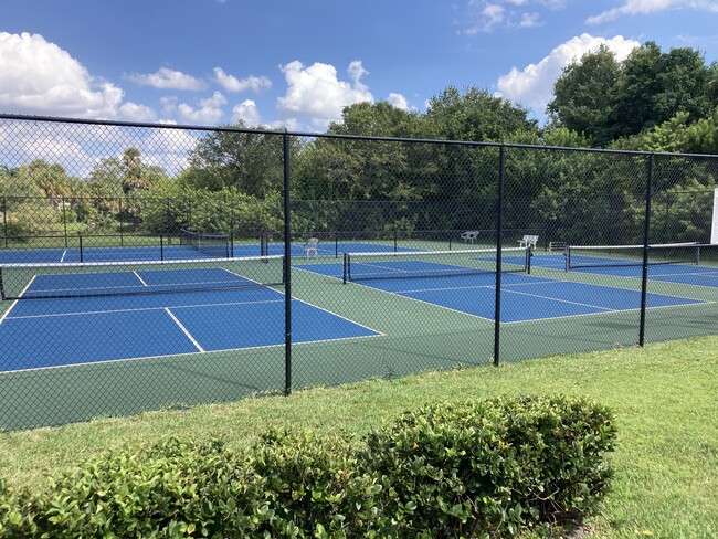 Cancha de tenis y canchas Pickle Ball - 131 Tidewater Dr