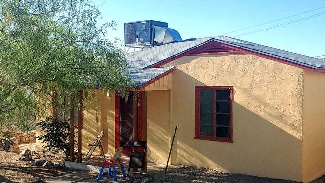 Building Photo - 901 W Esperanza Ave