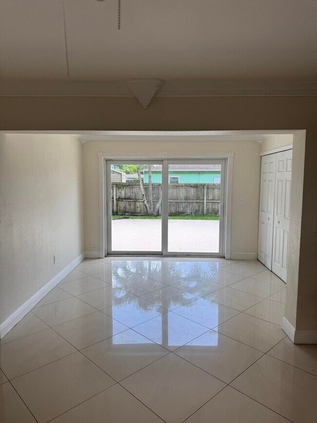Foto del edificio - 881 Camellia Dr