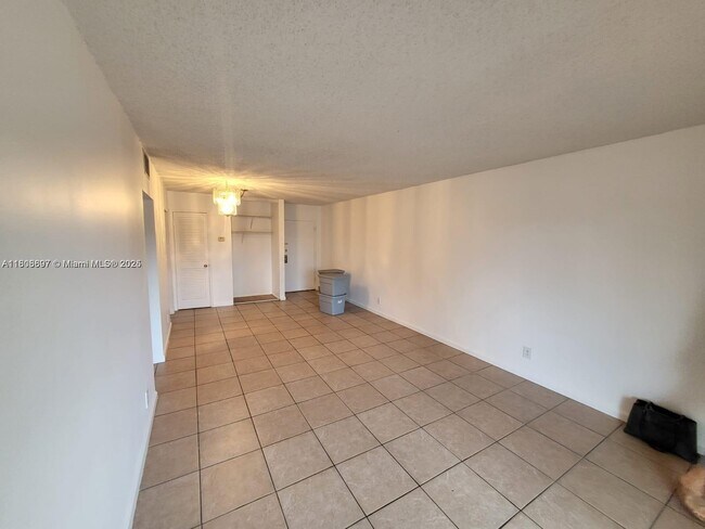 Building Photo - 405 S Pine Island Rd