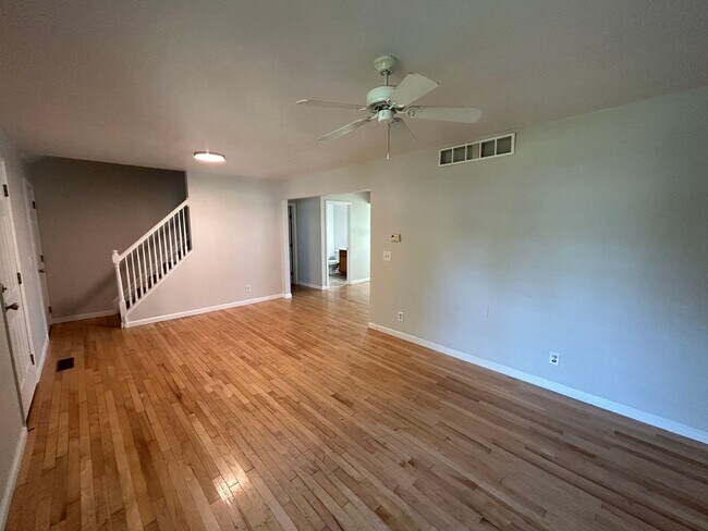 Foto del edificio - WESTWOOD- 3 Bed/ 2 full bath with 2 car garage