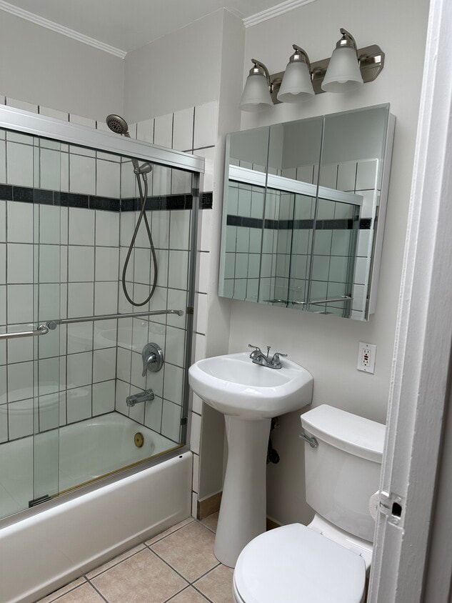 Upstairs bathroom - 2022 32nd Ave