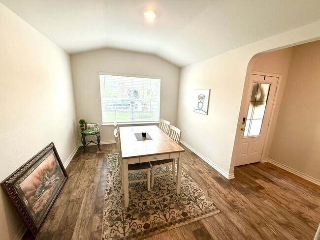 Building Photo - **APPLICATION RECEIVED** AVAILABLE NOW! FU...