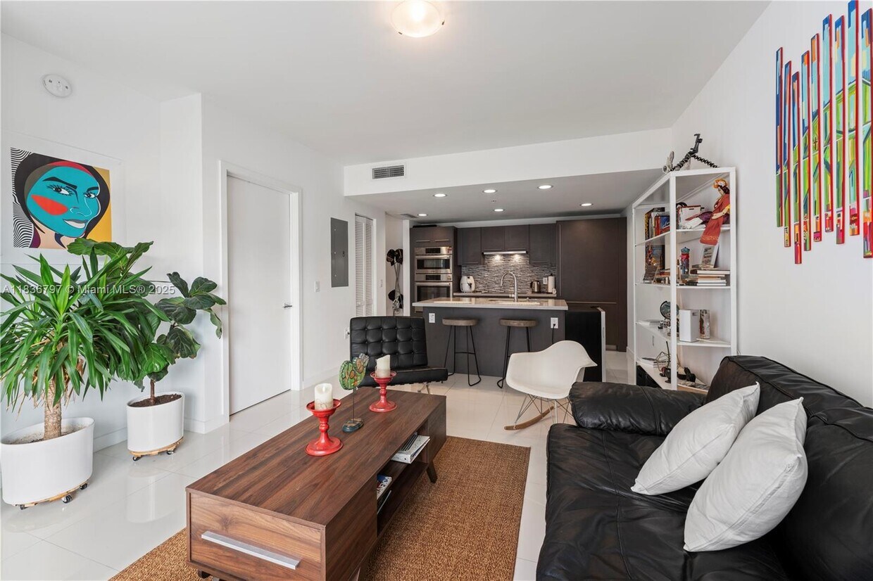Foto principal - 7875 NW 107th Ave