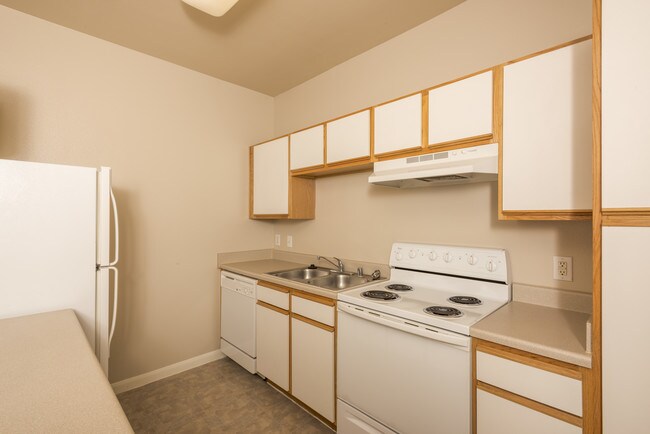 Muchos gabinetes. - Oak Grove