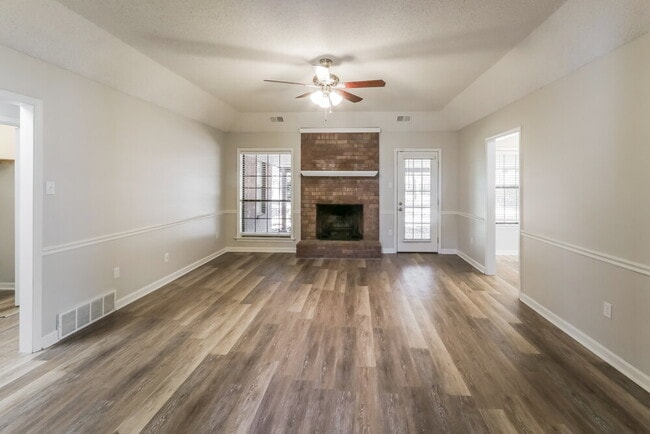 Foto del edificio - 5044 Brooksbank Cove S
