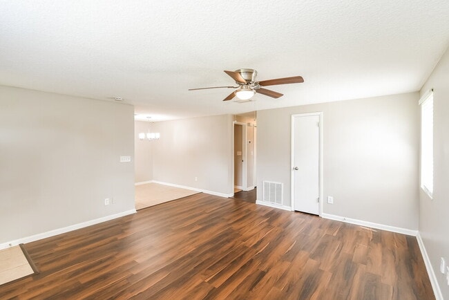 Building Photo - 2834 Tanglewood Blvd