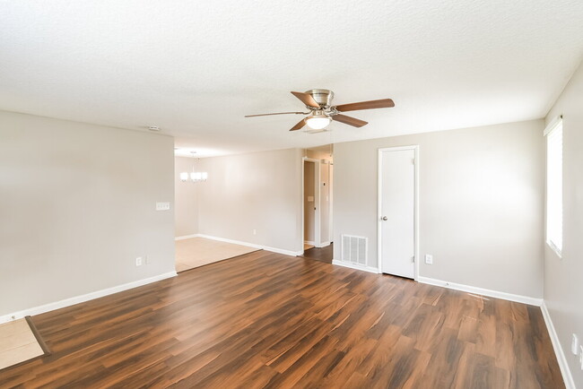 Foto del edificio - 2834 Tanglewood Blvd