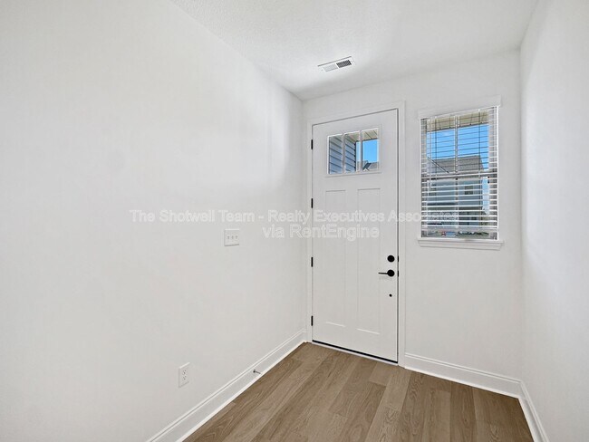 Foto del edificio - 1724 Bennett Vlg Dr