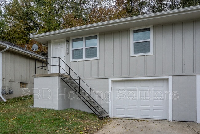 Building Photo - 11813 Henry Ave
