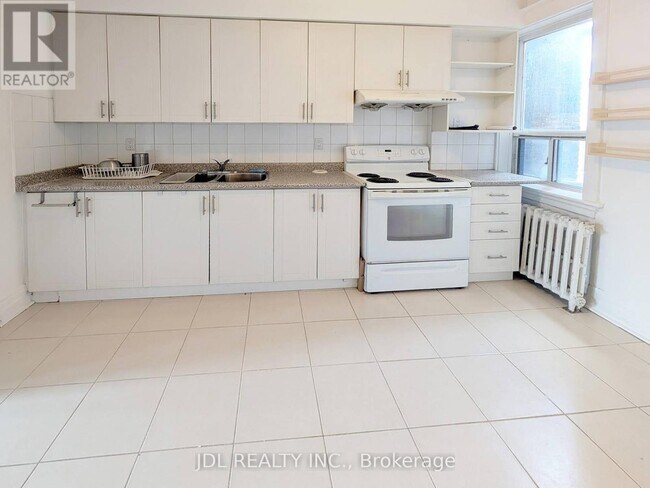Building Photo - 1294 Bloor St W