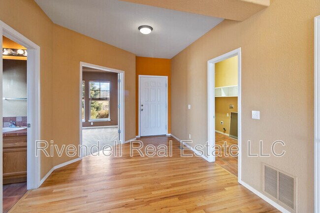 Foto del edificio - 4043 Sunridge Terrace Ct
