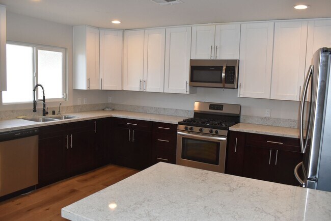 Foto del edificio - 3 Bedroom 1 Bath Upgraded Home with Large ...