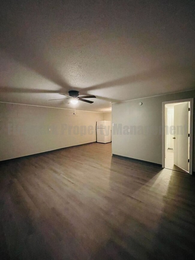 Building Photo - Move In Special: Half Off First Full Month...