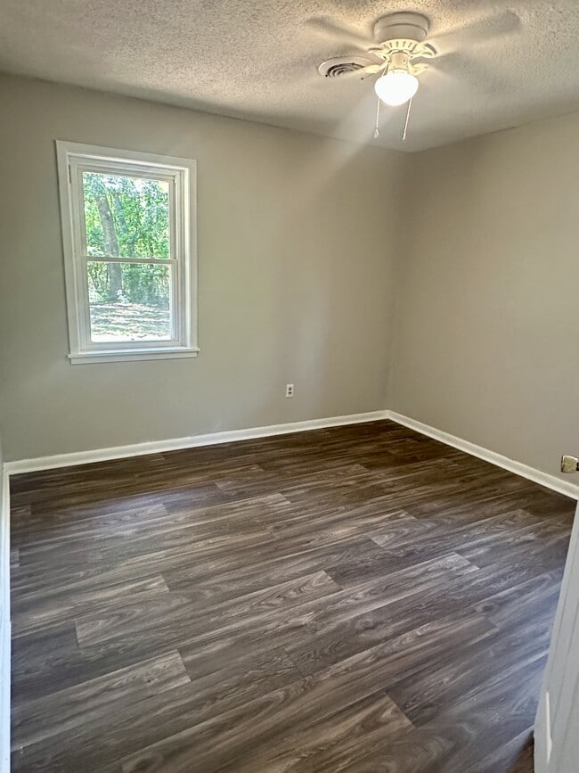 Building Photo - 370 Pineridge Dr