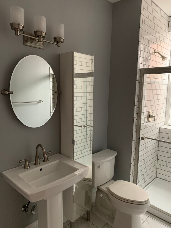 Cuarto de baño con ducha y armario con espejos - 4040 Russell Blvd
