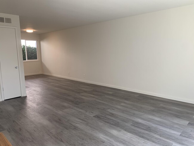 Building Photo - 2022 Trousdale Dr