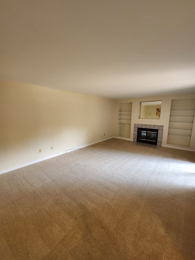 Building Photo - Chapel Hill / Finley Forest Townhouse