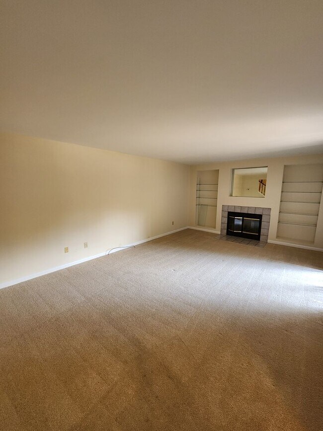 Foto del edificio - Chapel Hill / Finley Forest Townhouse