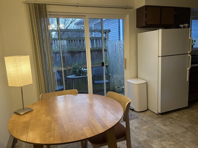 Building Photo - Quiet, Cozy 2-Bedroom Located in Columbia Neighborhood