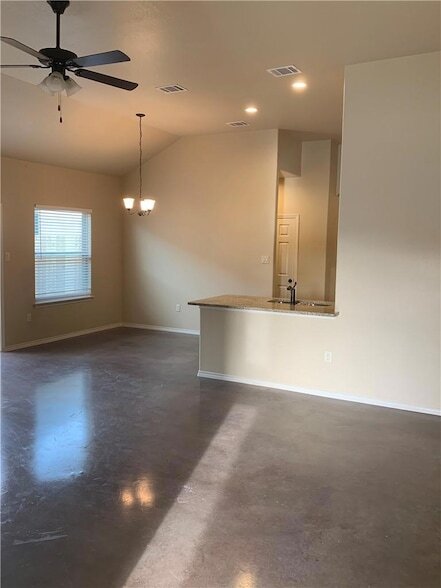 Foto del edificio - 379 Joanne Lp