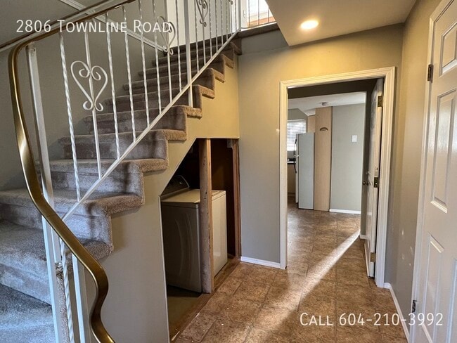 Building Photo - Large Full Home with Two Kitchens